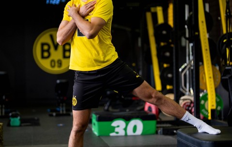 九游体育-门德斯潇洒拉球戏耍亚马尔