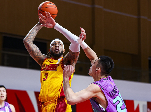 包含深圳男篮清晨再遭质疑，志在欧冠名次提升，气氛紧张，临场指挥获称赞的词条