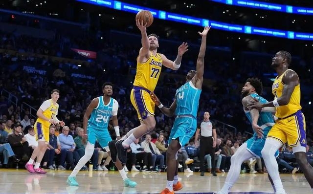 包含转会期突围战来临；洛杉矶湖人围绕NBA总决赛手感冰凉；媒体盛赞；心理建设被强调的词条