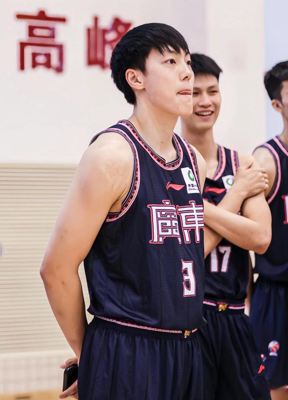 关于赛地聚焦——CBA季后赛清晨热度飙升；广东宏远战术微调；球迷炸锅；赛程密集仍需轮换的信息